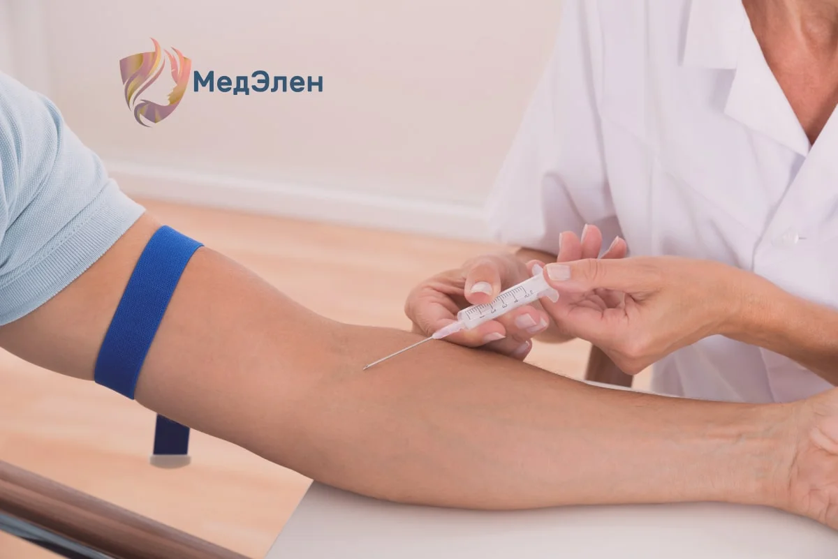 Человеку делают укол в вену