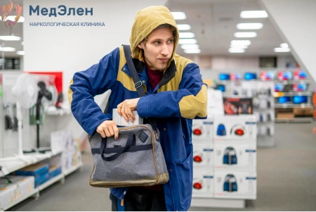 Мужчина ворует в магазине